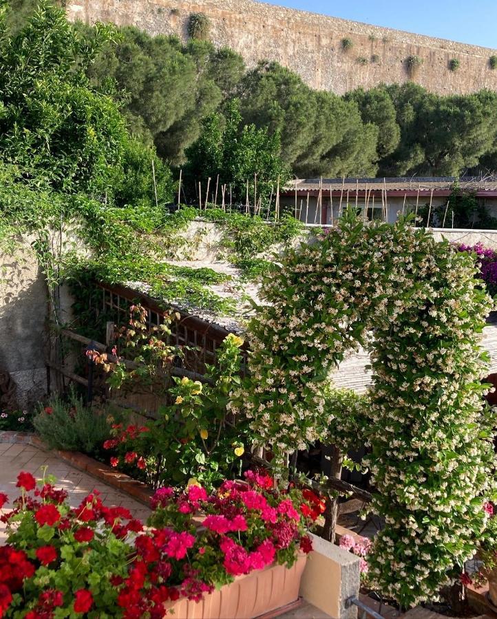 Bed and Breakfast L'Antico Borgo Milazzo Exterior foto